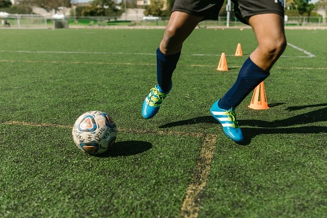 Le foot chez les enfants : les avantages et les risques 