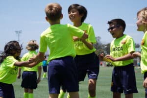 jeune joueurs célébrant durant un stage barcelone academy