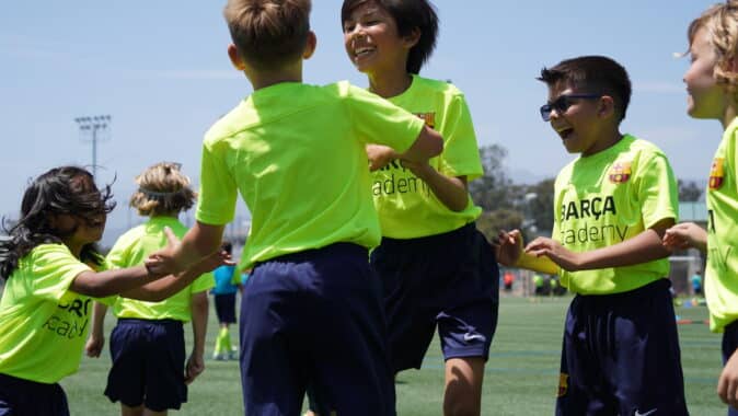 jeune joueurs célébrant durant un stage barcelone academy