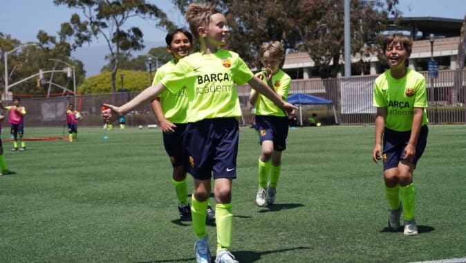 Jeune joueur de football au stage Barcelone academy