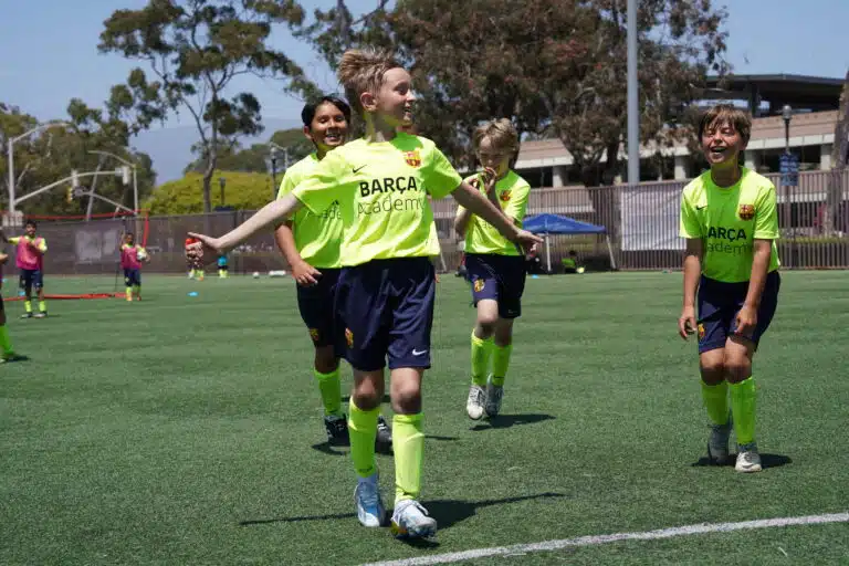 Jeune joueur de football au stage Barcelone academy