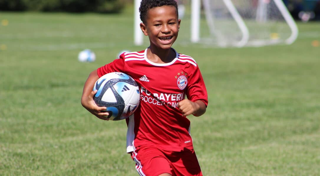 Joueur souriant stage bayern munich