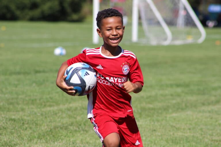 Joueur souriant stage bayern munich