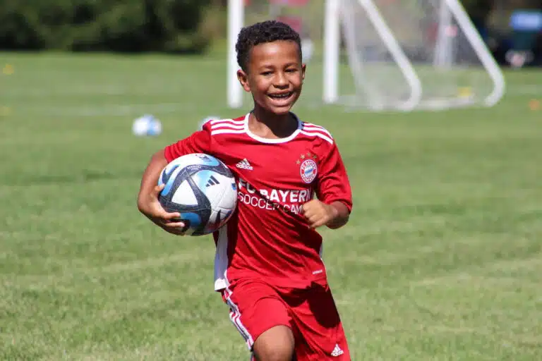 Joueur souriant stage bayern munich